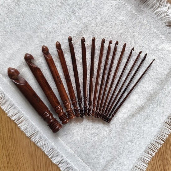 Crochet Hooks Set of 7 (3.5mm-25 mm)  Wooden Yarn Crochet Hooks for Knitting & Crocheting